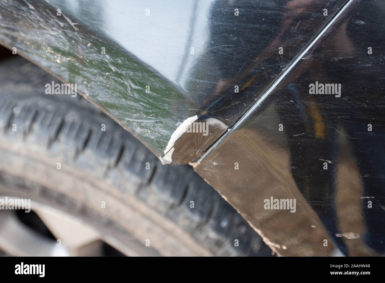 Accident de la circulation / accident de voiture : Dégâts et close up détails sur le véhicule après un accident. Plastique et métal écrasé. Banque D'Images