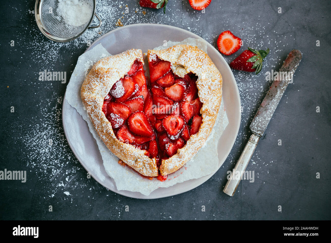 Galette aux fraises en forme de coeur fait maison pour la Saint-Valentin. Vue d'en haut Banque D'Images