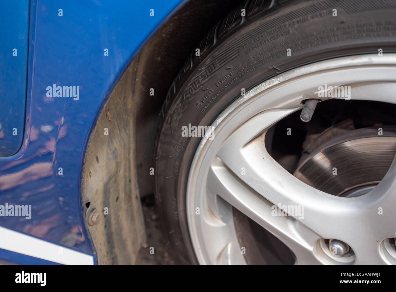 Accident de la circulation / accident de voiture : Dégâts et close up détails sur le véhicule après un accident. Plastique et métal écrasé. Banque D'Images