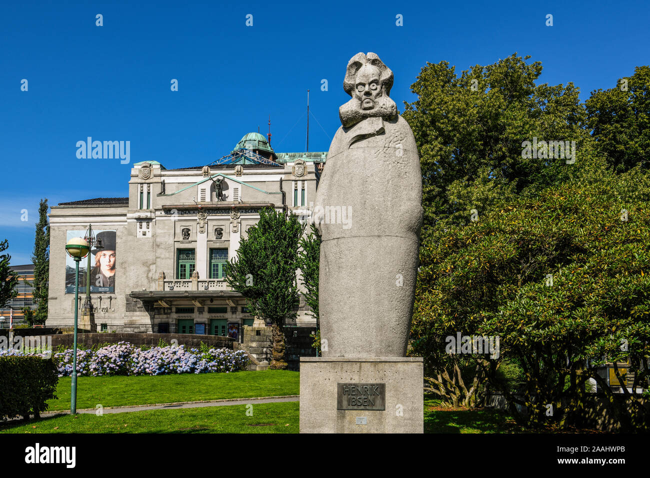 La Norvège. Norvegia. Bergen. Statue de Henrik Ibsen en face du Théâtre National Banque D'Images