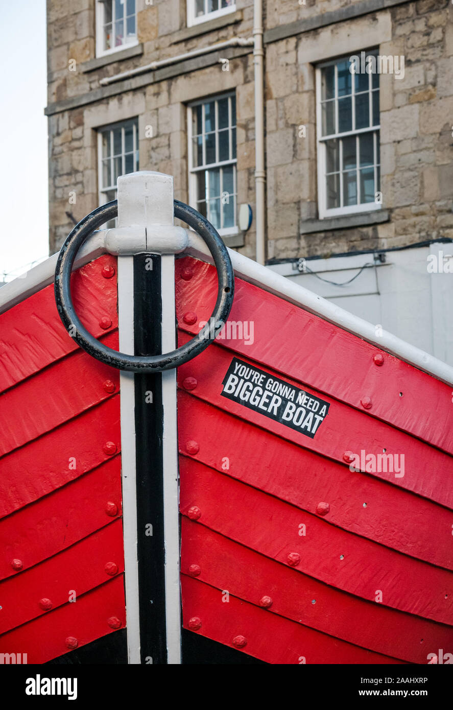 Autocollant humoristique sur bateau sculpture de Jois Hunter, Quai commercial, Leith, Edinburgh, Scotland, UK, en disant "Vous allez Besoin d'un plus gros bateau" Banque D'Images