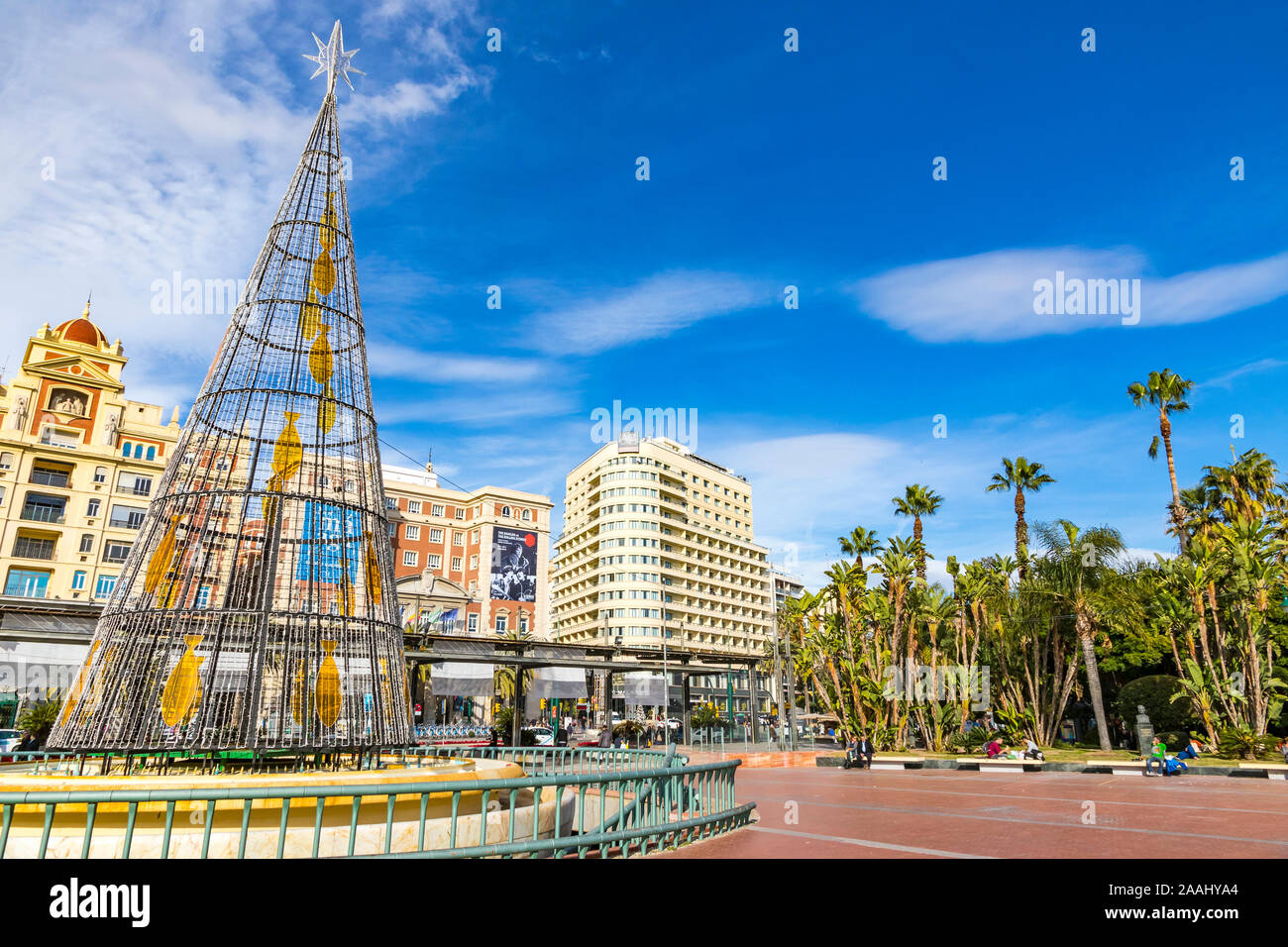 Malaga, Espagne - décembre 9, 2017 : arbre de Noël sur la Plaza de la Marina Square dans le centre-ville de Malaga, Andalousie, espagne. L'un des centres nerveux de Banque D'Images