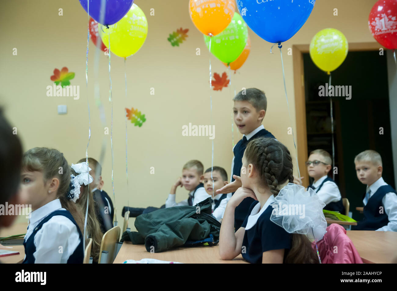 Tioumen, Russie - septembre 1, 2019 : gymnase numéro 5. Les élèves de l'école élémentaire en uniforme en classe au premier Septembre - Journée de la connaissance Banque D'Images