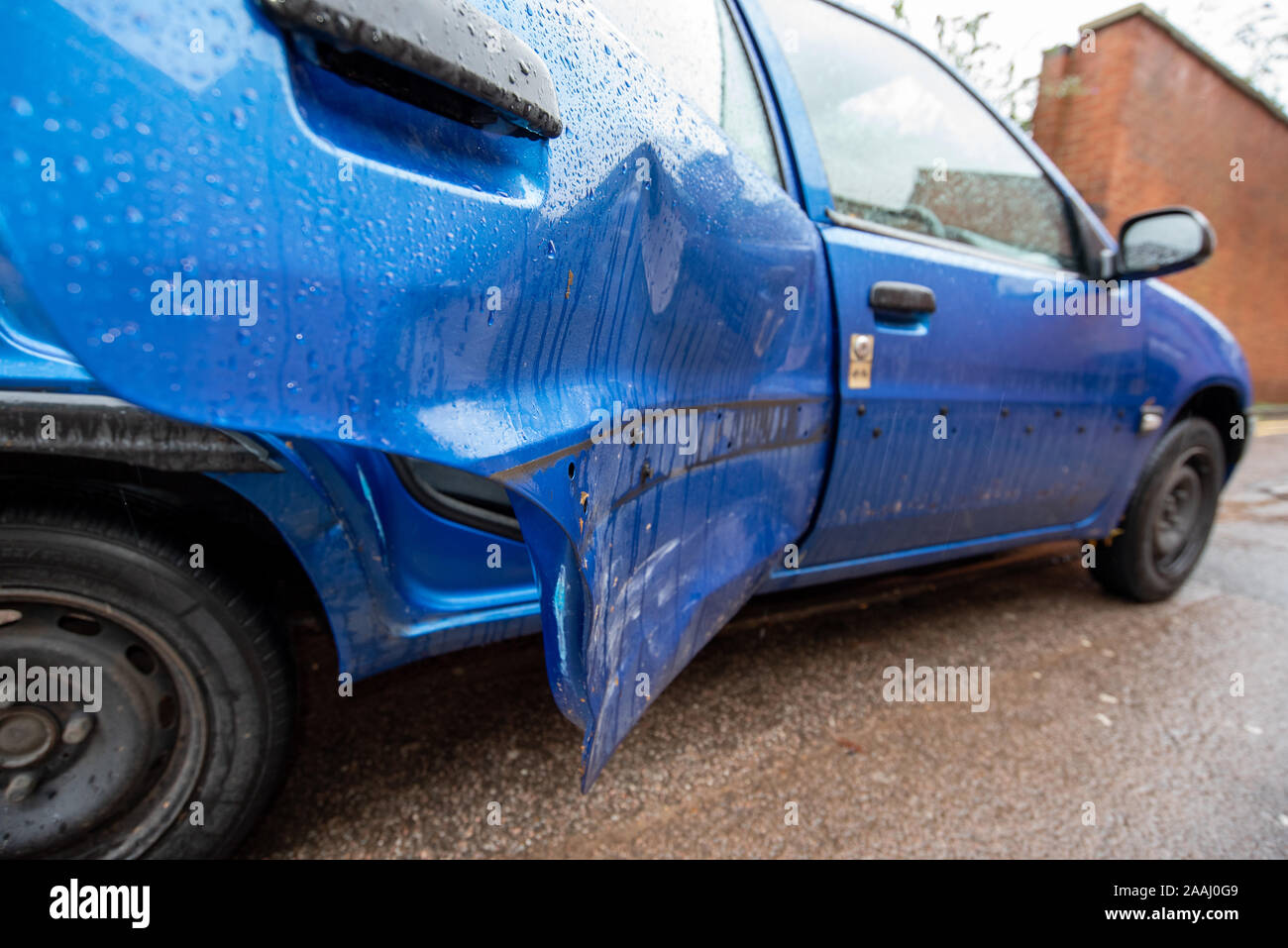 Accident de la circulation / accident de voiture : Peugeot bleu après un délit de fuite. Banque D'Images
