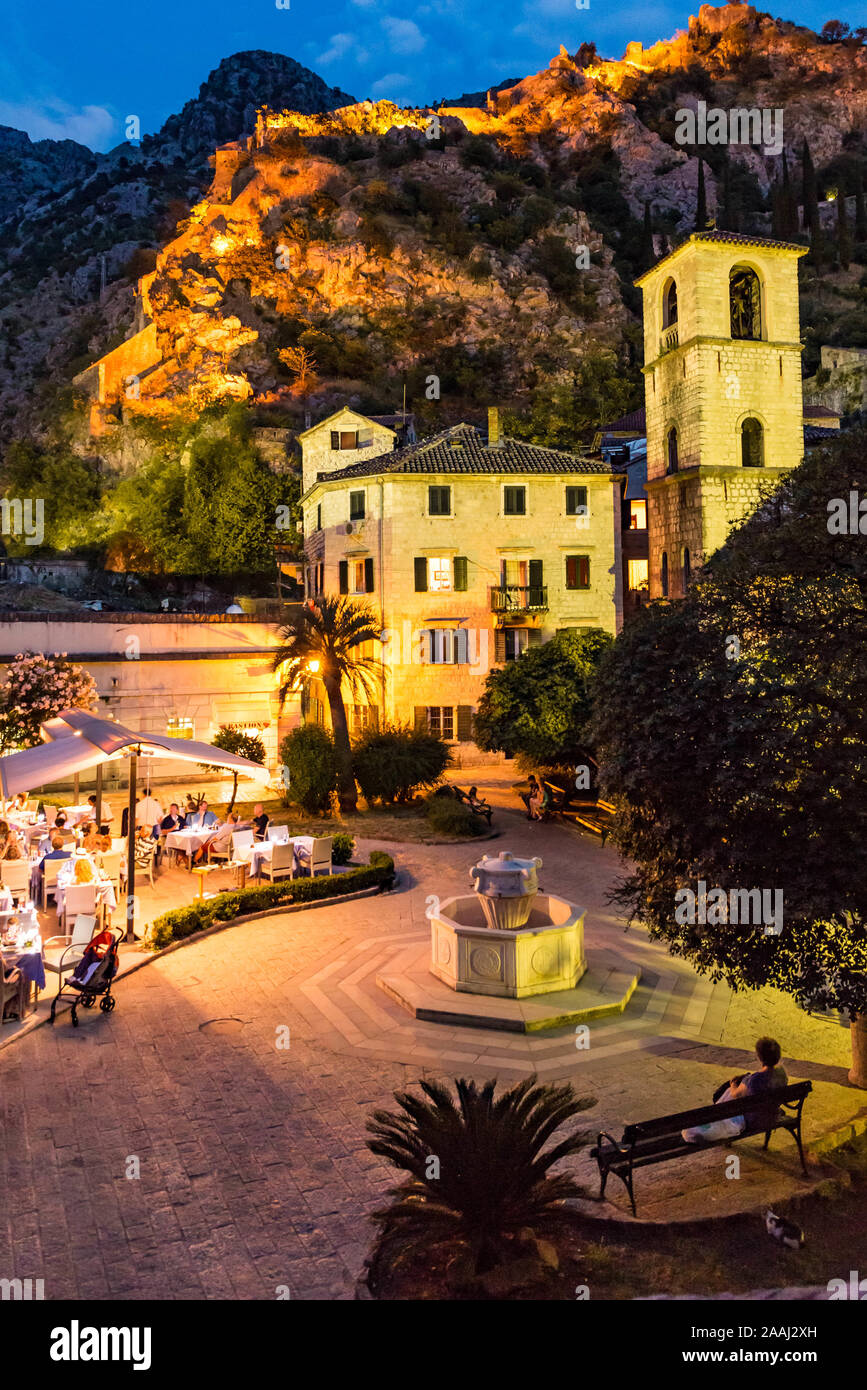 Vieille ville de Kotor la nuit Banque D'Images