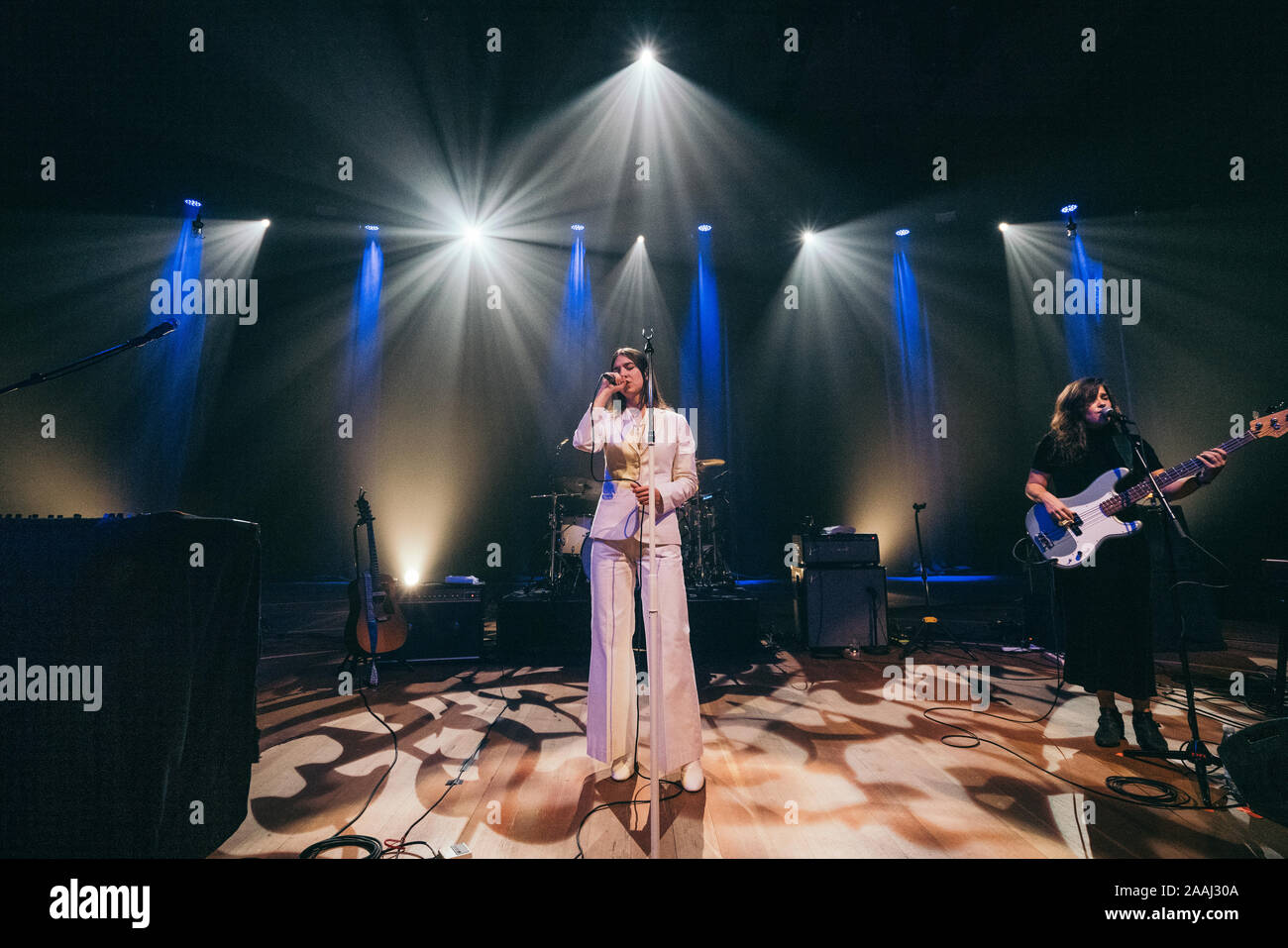 Copenhague, Danemark. 14, novembre 2019. Le chanteur, auteur-compositeur et musicien Weyes Blood effectue un concert live at DR Koncerthuset à Copenhague. (Photo crédit : Gonzales Photo - Mathias Kristensen). Banque D'Images