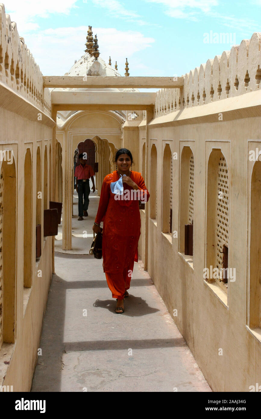 Jaipur, Rajasthan, Inde : un indien jeune femme et enfant marche dans un couloir intérieur du palais des vents (Hawa Mahal) Banque D'Images