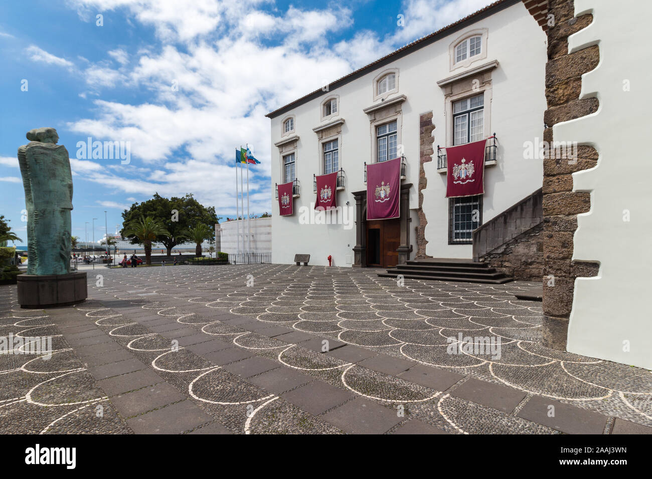 FUNCHAL, PORTUGAL - NOVEMBRE 2019 : Assemblée législative de l'île de Madère bâtiment vu depuis le centre-ville de marina de passage aux côtés de la ville de Funchal, faites Banque D'Images