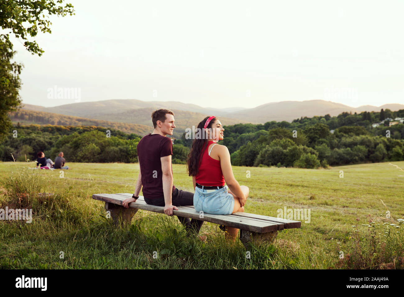 Couple assis sur un banc avec vue sur collines, Wilhelminenberg, Vienne, Autriche Banque D'Images