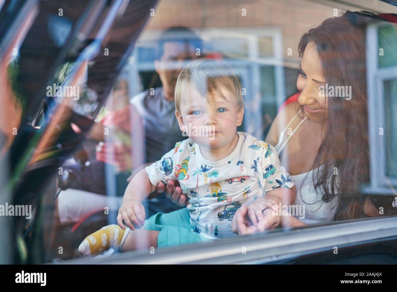 Couple avec enfants assis à l'intérieur voiture Banque D'Images