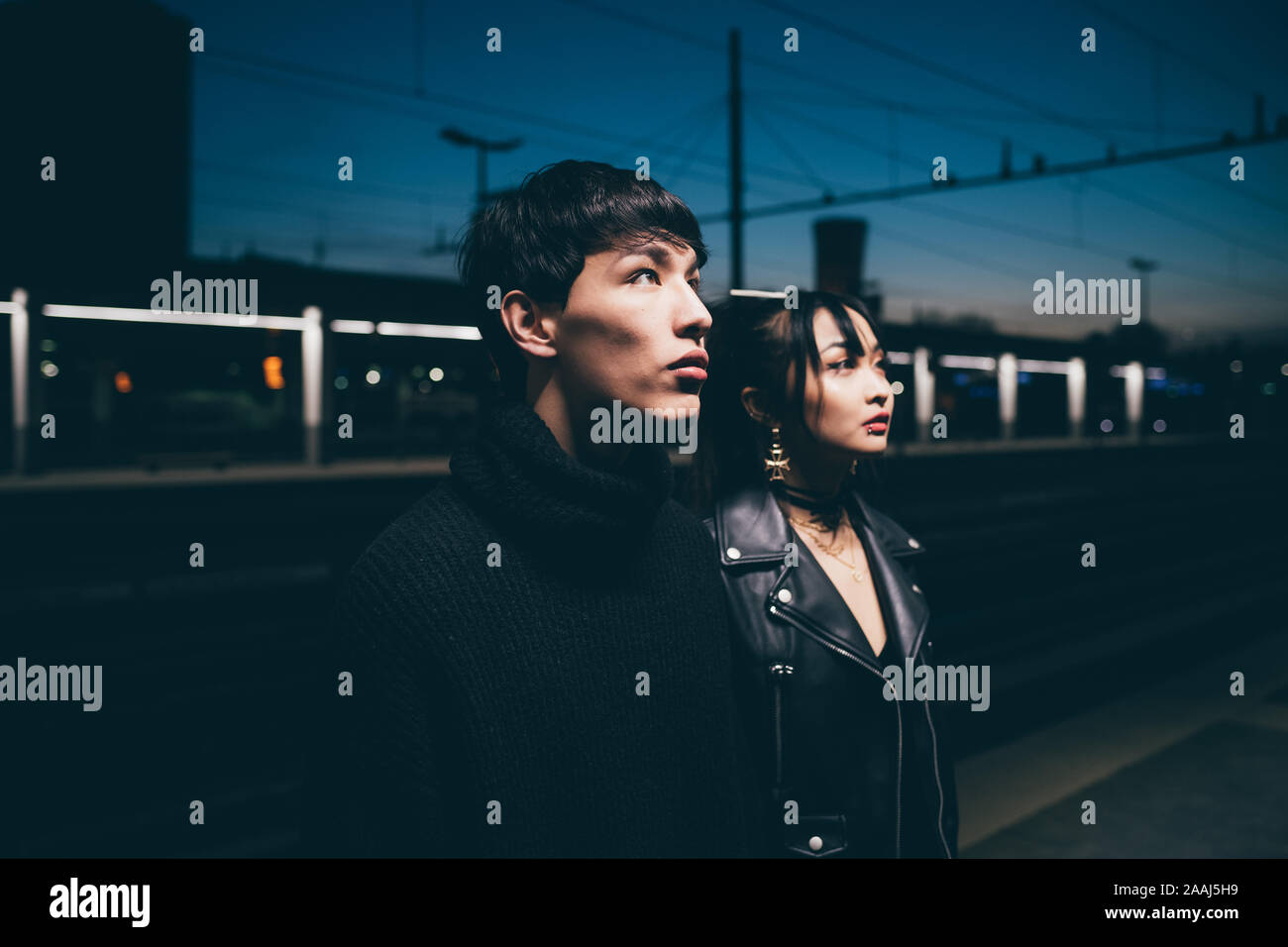 Couple avec expression vide dans la gare, Milan, Italie Banque D'Images