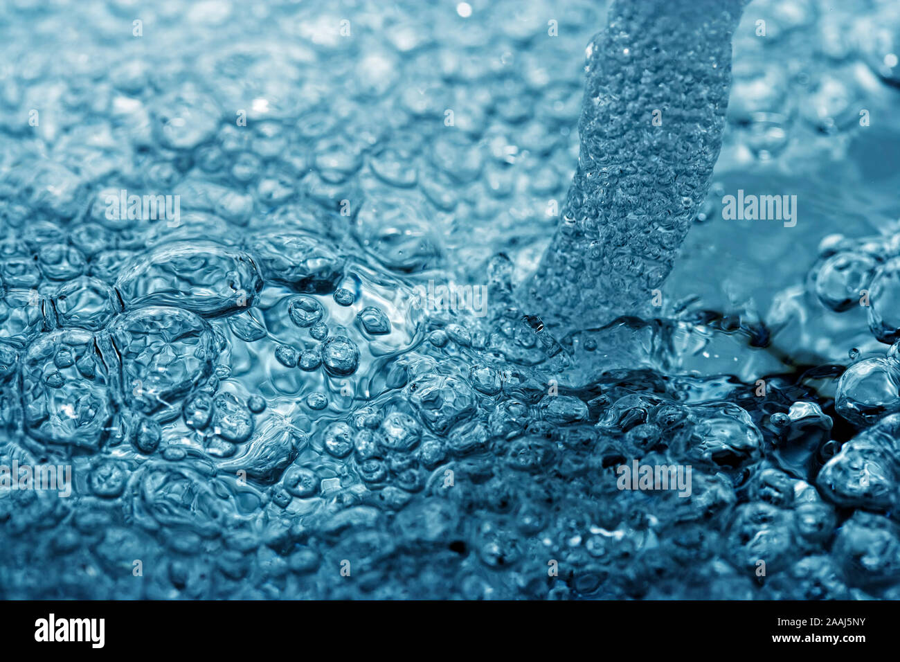 Un jet d'eau générant des bulles Banque D'Images