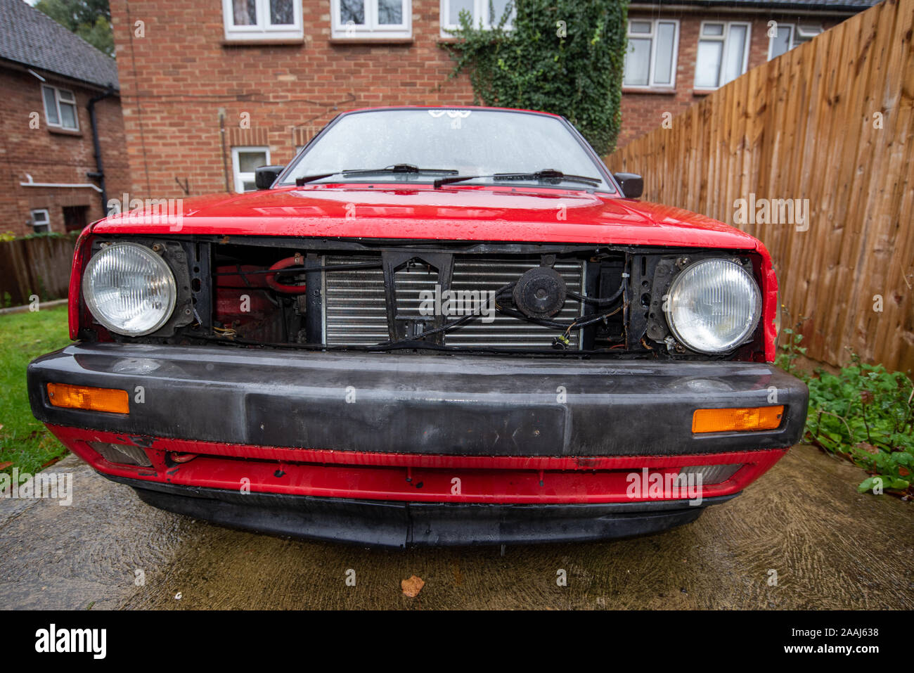 Volkswagen Golf GTI classique rouge : accident de voiture dommages et de détails près. Métal et plastique broyé. Bouclier avant les dommages après un accident de la circulation. Banque D'Images