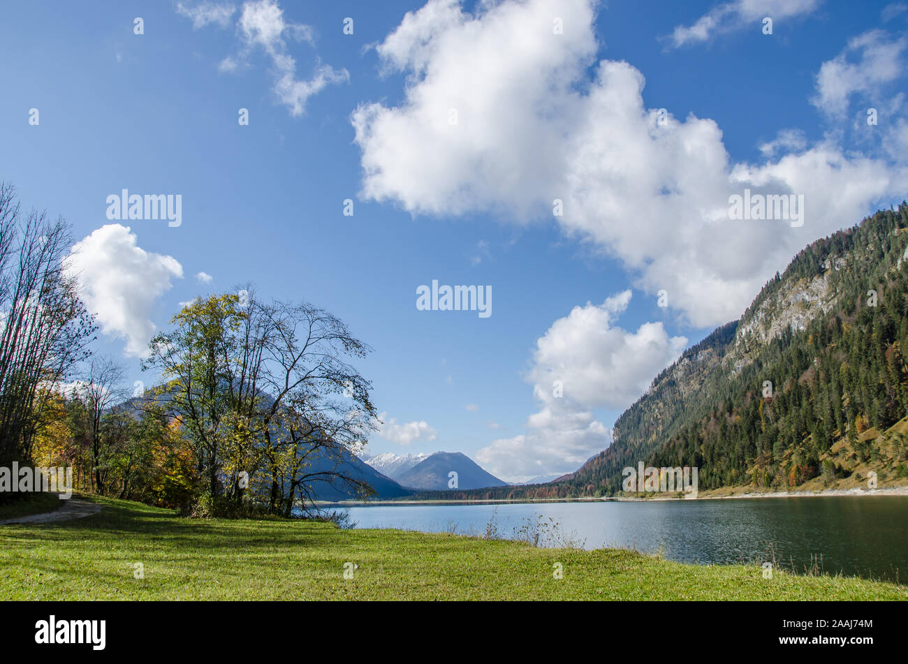 Lake Sylvenstein - Ce lac artificiel à une heure de Munich est un point de départ fantastique pour une randonnée dans les montagnes environnantes. Banque D'Images