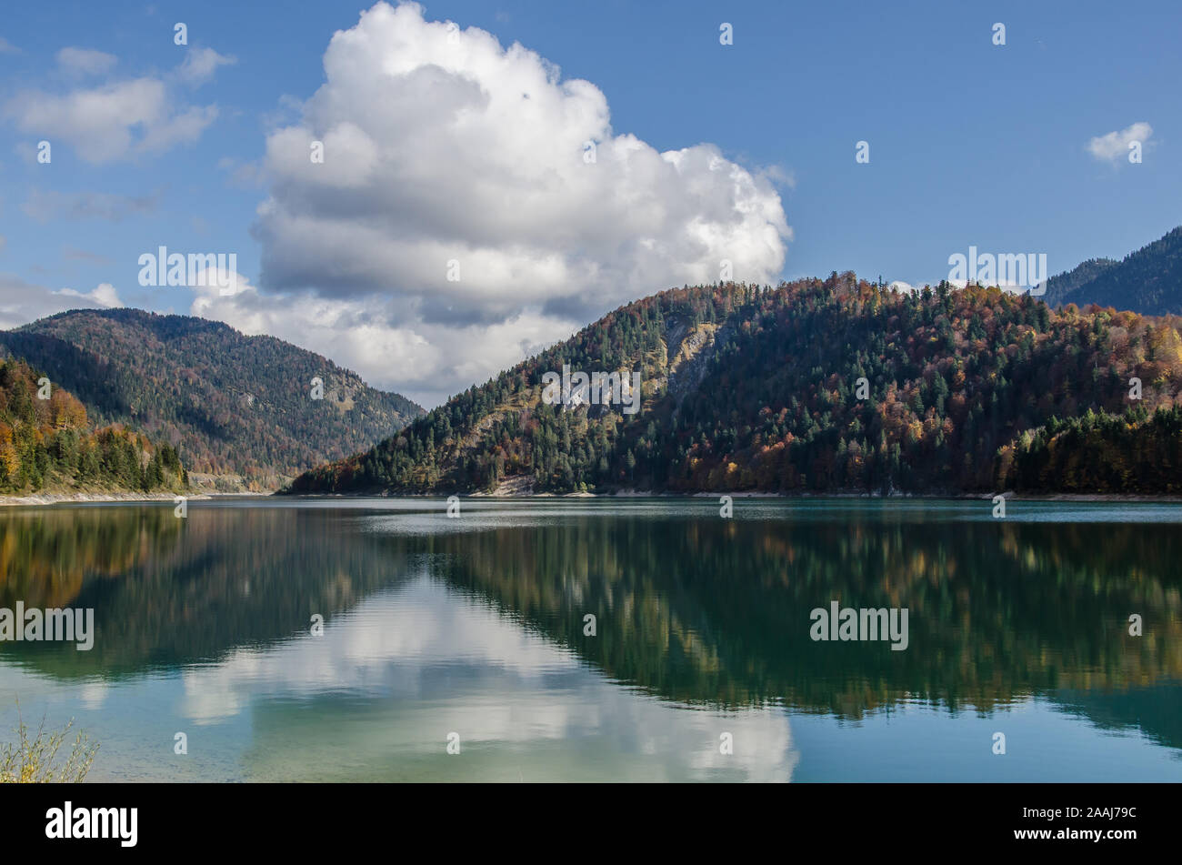 Lake Sylvenstein - Ce lac artificiel à une heure de Munich est un point de départ fantastique pour une randonnée dans les montagnes environnantes. Banque D'Images