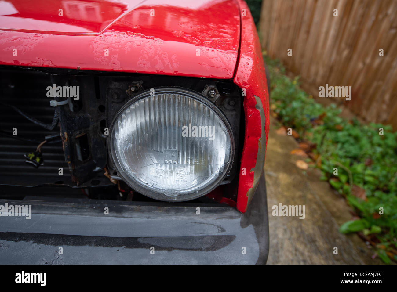 Volkswagen Golf GTI classique rouge : accident de voiture dommages et de détails près. Métal et plastique broyé. Bouclier avant les dommages après un accident de la circulation. Banque D'Images