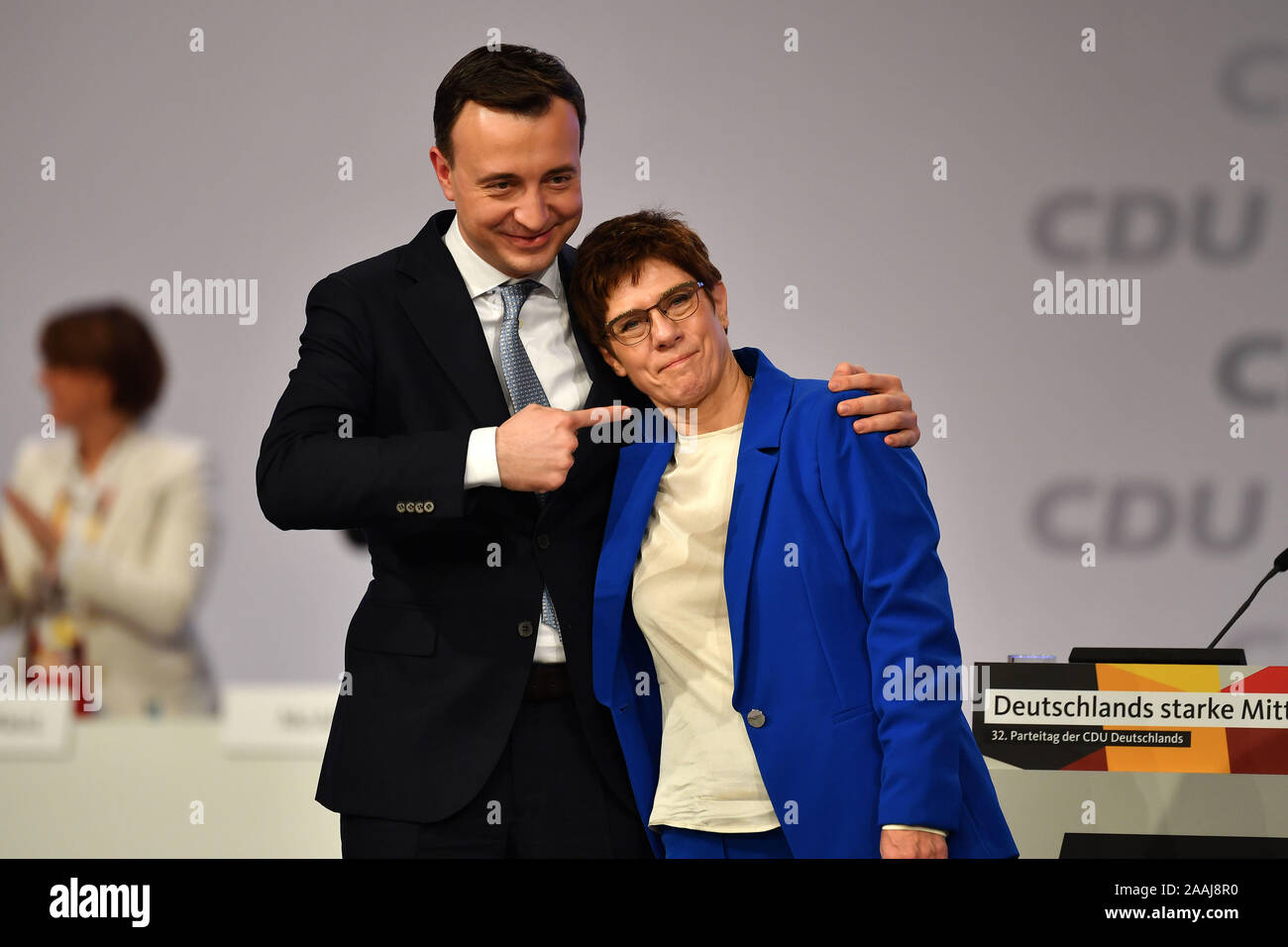 Leipzig, Allemagne. 22 Nov, 2019. Secrétaire général Paul ZIEMIAK et Annegret KRAMP KARRENBAUER CDU (président) après leurs discours, permettez-célébrer la joie, soulagement, 32e jour du parti CDU Allemagnes sur 22.11.2019, Centre des Congrès, Leipzig | Conditions de crédit dans le monde entier : dpa/Alamy Live News Banque D'Images