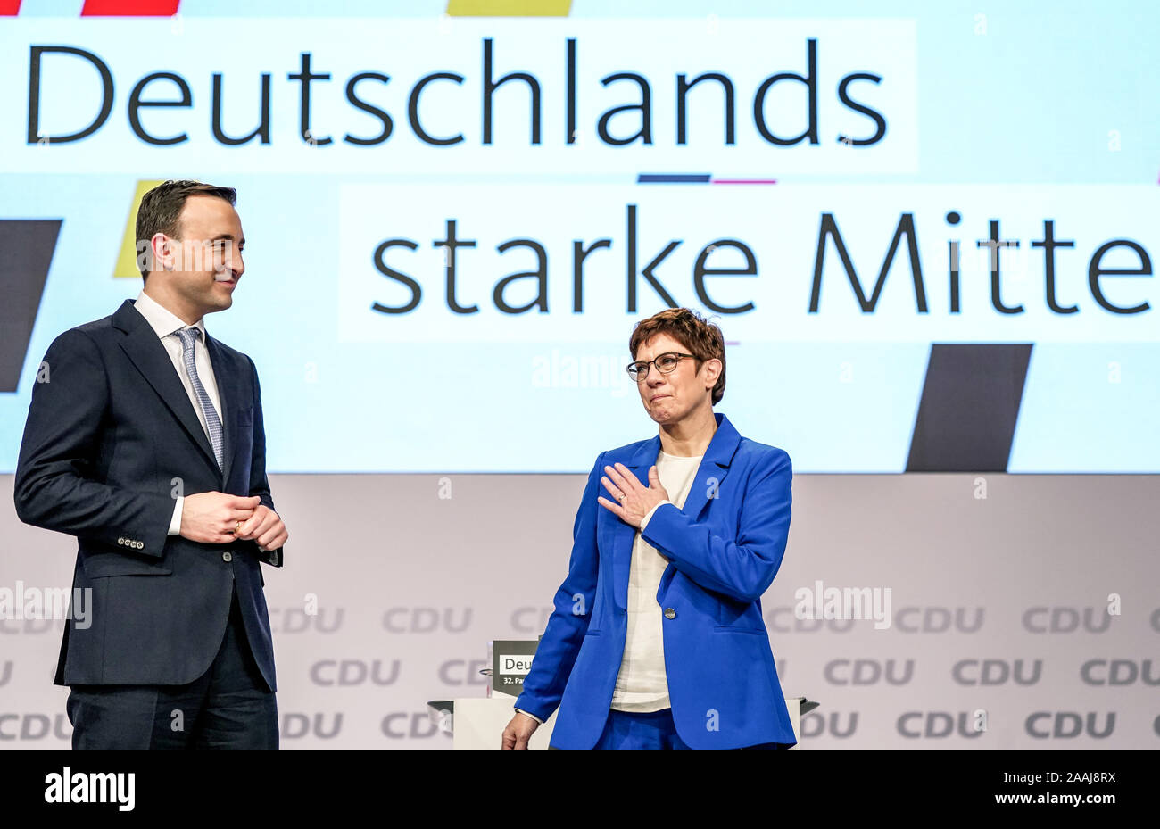 Leipzig, Allemagne. 22 Nov, 2019. Annegret Kramp-Karrenbauer, président fédéral de la CDU et ministre de la défense, se trouve à côté de Paul Ziemiak, secrétaire général de la CDU, après son discours à la conférence du parti fédéral de la CDU. La conférence des parties jusqu'au 23 novembre 2019. Credit : Kay Nietfeld/dpa/Alamy Live News Banque D'Images