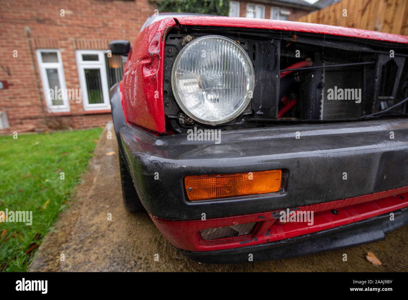 Volkswagen Golf GTI classique rouge : accident de voiture dommages et de détails près. Métal et plastique broyé. Bouclier avant les dommages après un accident de la circulation. Banque D'Images