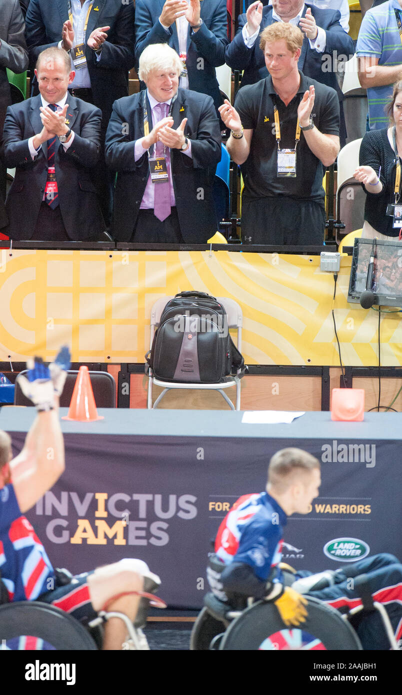 Le prince Harry et Boris Johnson regardant le rugby en fauteuil roulant dans le Copperbox à l'arène olympique est de Londres sur la deuxième journée de l'Invictus jeux. Septembre 2014 Banque D'Images