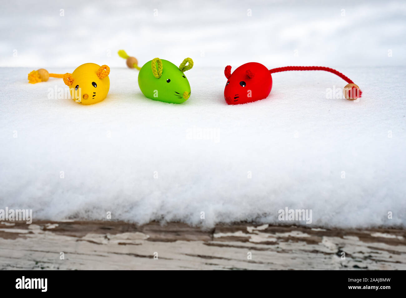 Trois rats colorés avec un sac-cadeau sur le traîneau. Bonne Année. Décoration Nouvel An. Ressources graphiques pour le nouvel an 2020. Fond blanc de la neige. Partie de série. L'année 2020 heureuse Banque D'Images