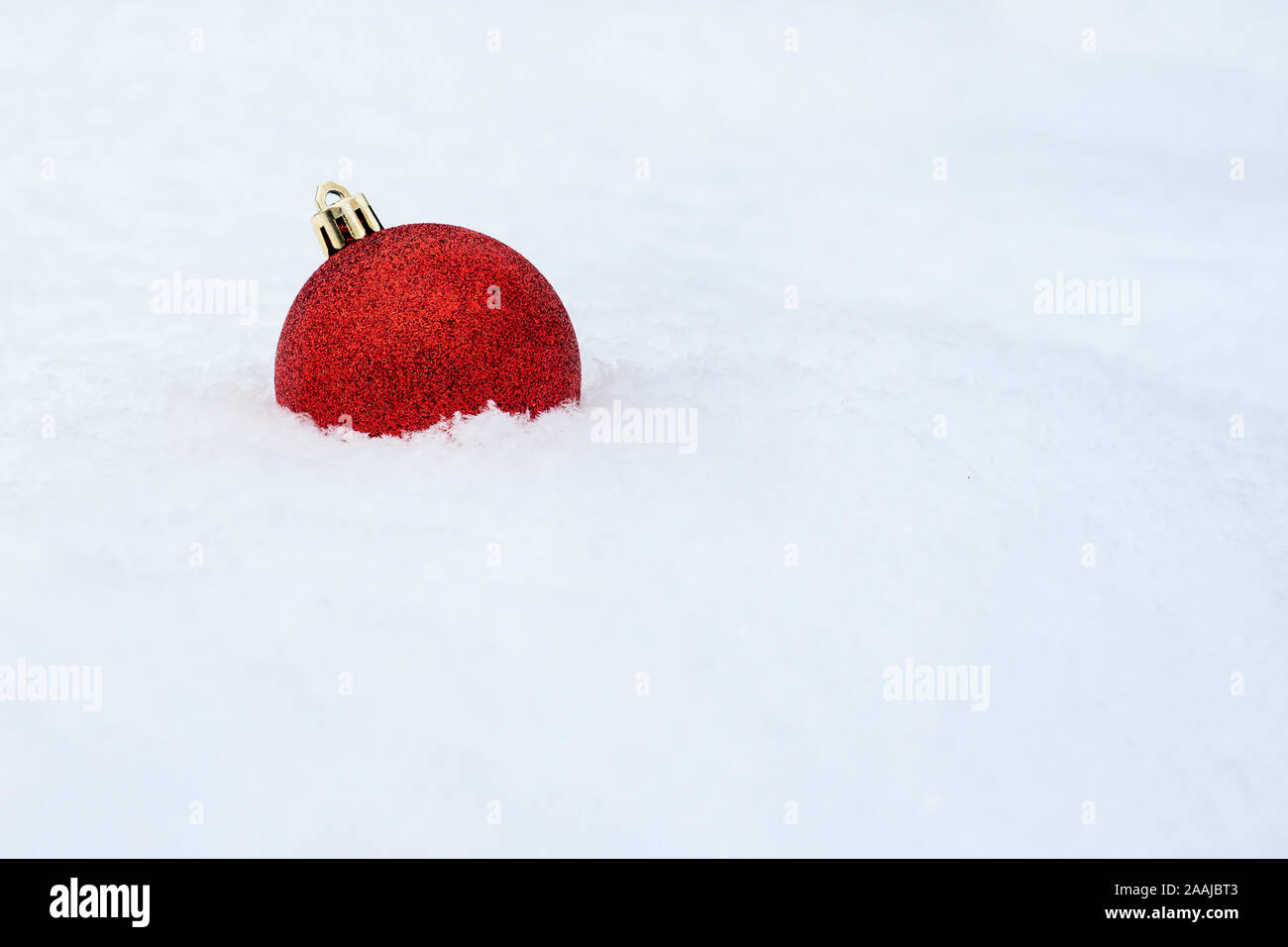 Boule de Noël sur la neige blanche. Décoration de Noël. Décoration Nouvel An. Red Ball pour arbre de Noël sur fond blanc de la neige. Joyeux Noël et Bonne Année. Copy space Banque D'Images