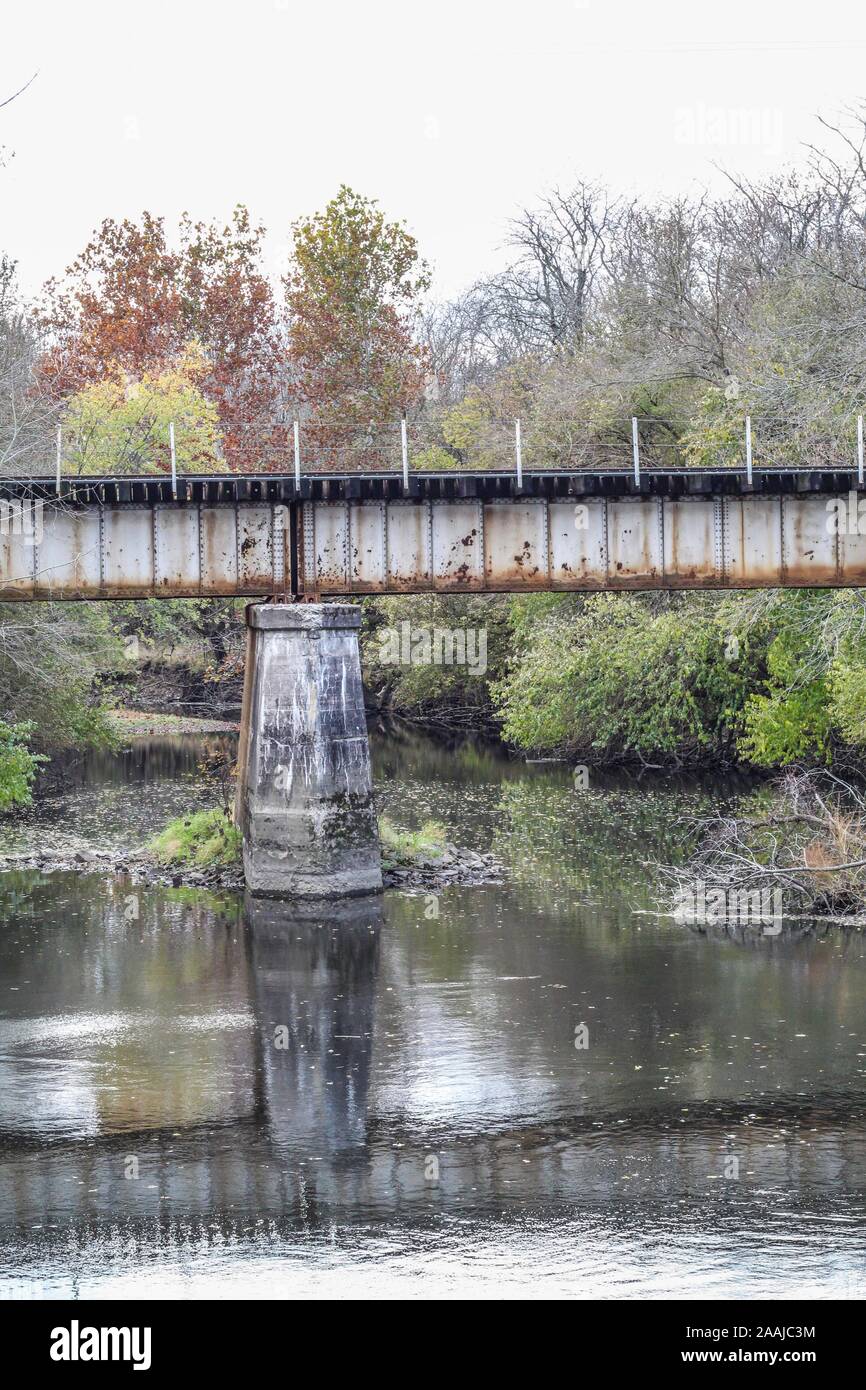 Pont ferroviaire dans le centre de l'Illinois avec les feuilles d'automne dans l'arrière-plan Banque D'Images