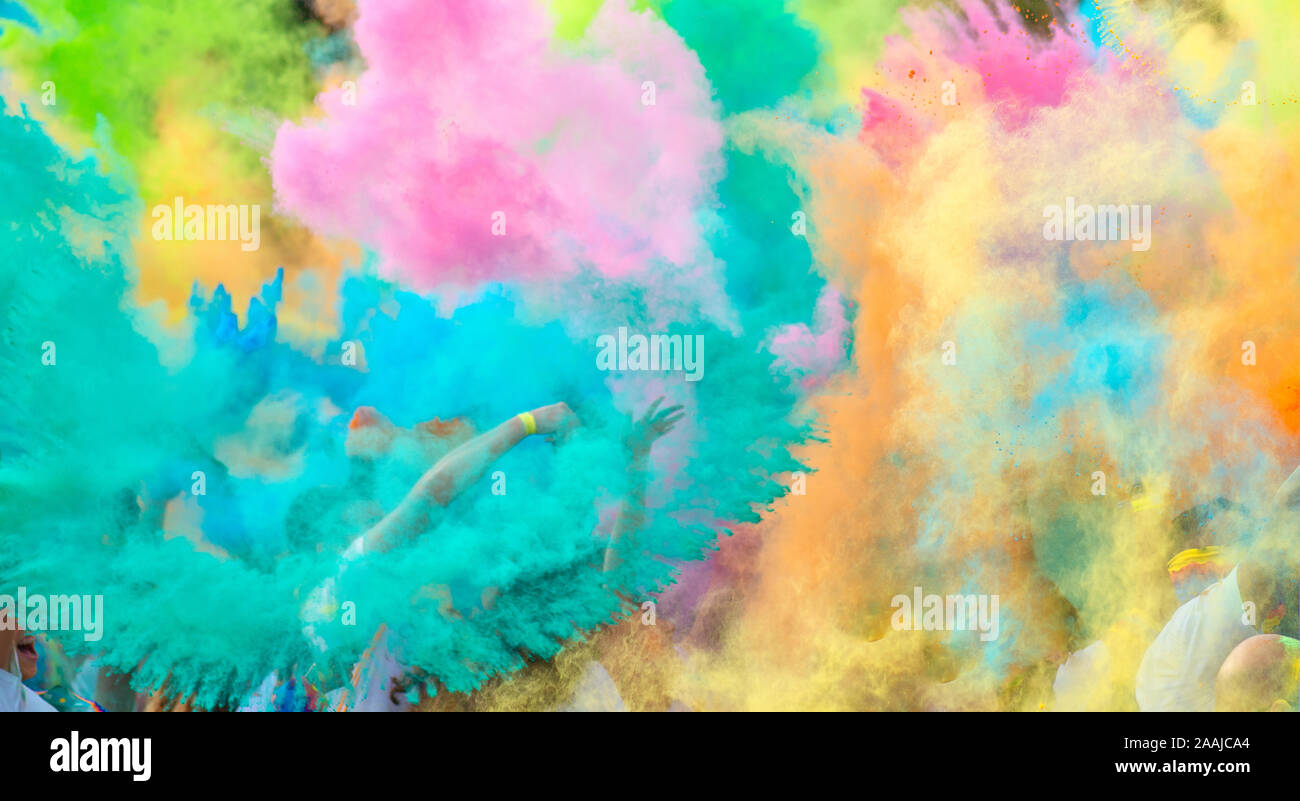 Close-up de marathon, les personnes couvertes de poudre de couleur. Banque D'Images