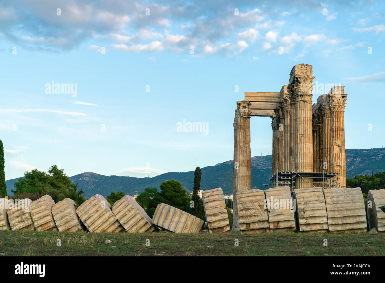 Le temple de Zeus Olympien dans la capitale grecque Athènes. Morceaux de colonne Photo Stock Alamy