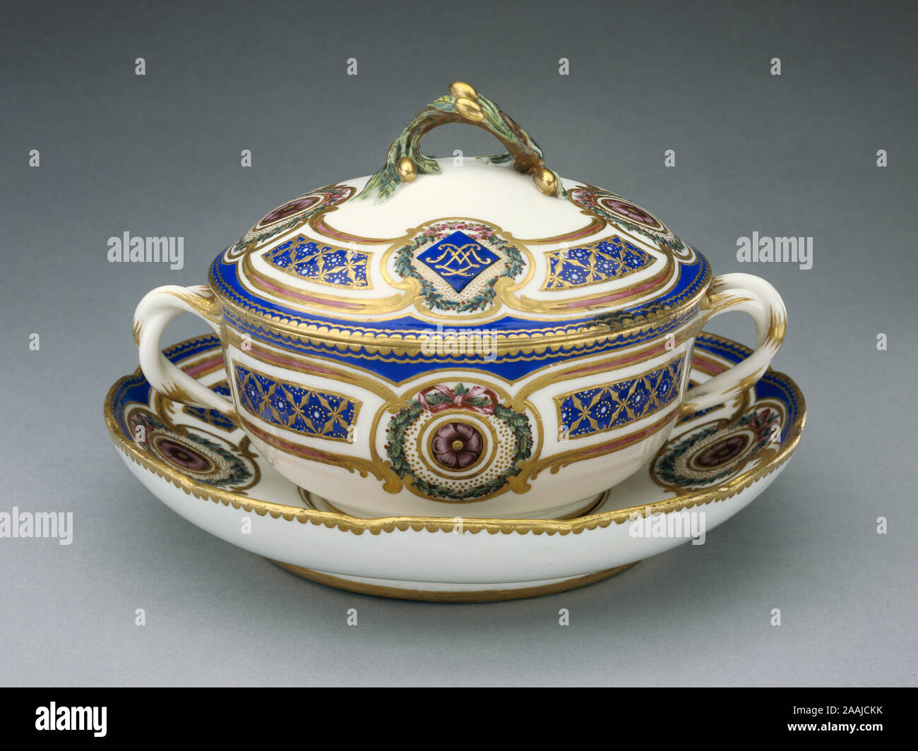 Bol à couvercle plat sur ; peint par Pierre-Antoine Méreaud (Français, Actif 1754 - 1791), Manufacture de Sèvres (Français, 1756 - présent) ; 1764 ; Soft-coller avec porcelaine émail polychrome et dorure en couleurs ; 12,4 x 19,7 x 15,2 cm (4 7/8 x 7 3/4 x 6 in.) Banque D'Images