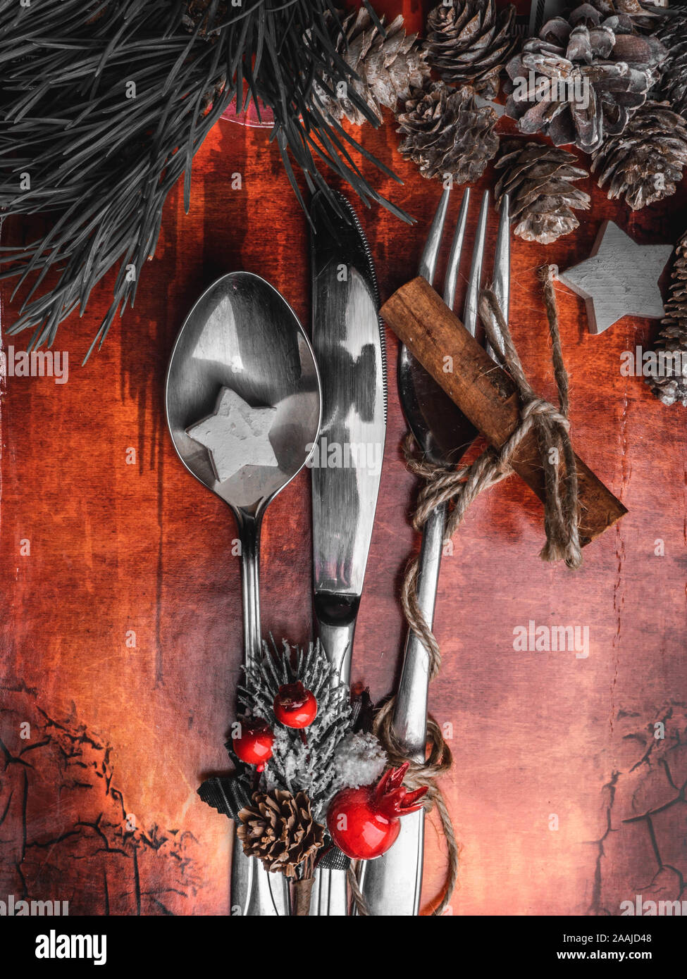 Table de Noël place. Jours fériés menu de Noël sur fond rouge concept