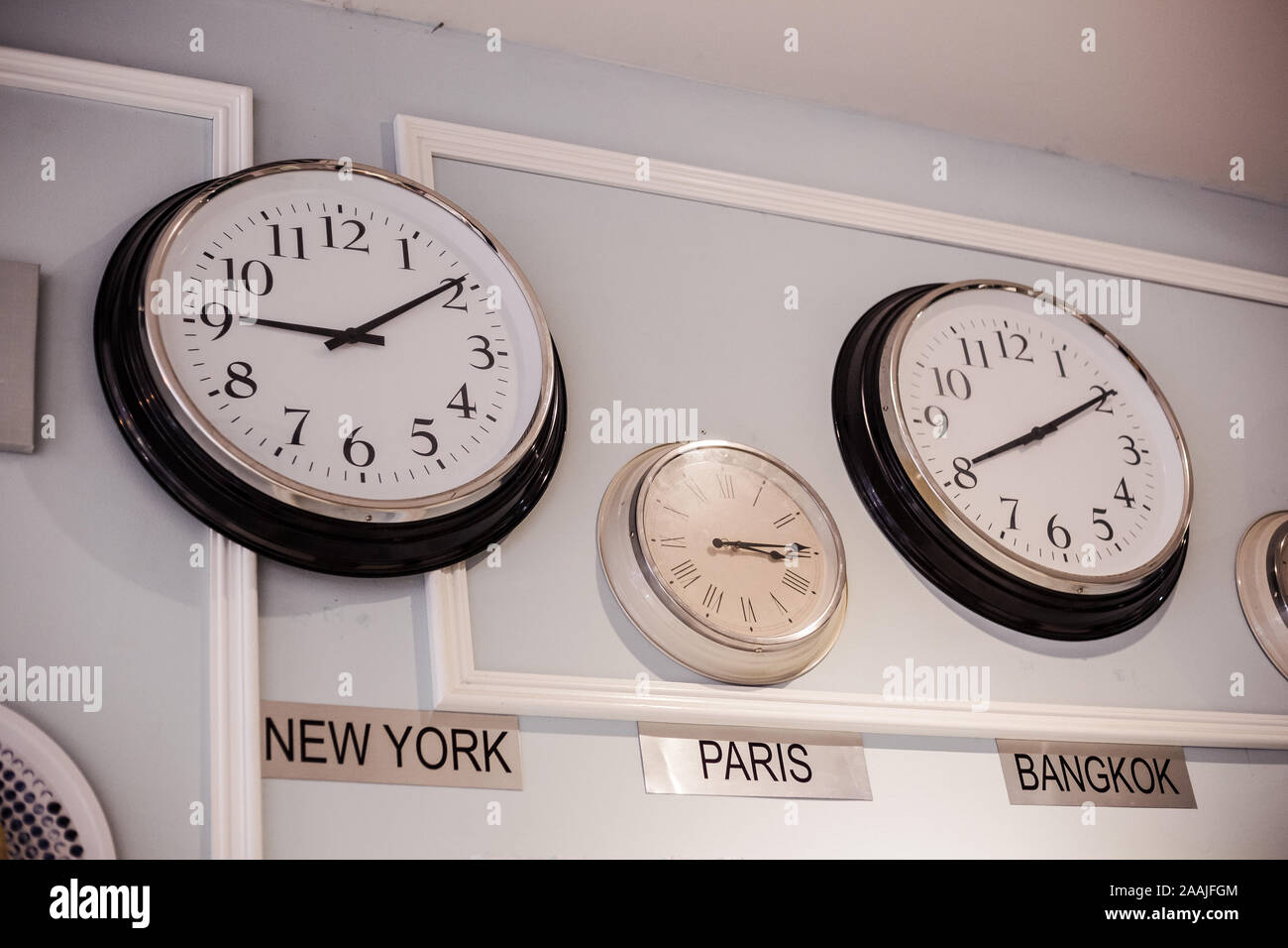Horloge internationale avec fuseau horaire différent pour New York, Paris  et Bangkok sont accrocher sur le mur Photo Stock - Alamy