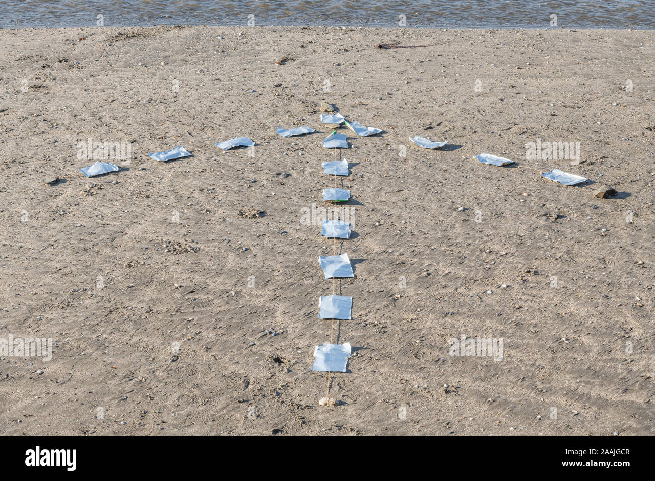 Cgus / sol-air signal de détresse d'urgence pour "procéder dans cette direction' / 'aller de cette façon. La formation, les compétences de survie SERE concept de formation. Banque D'Images