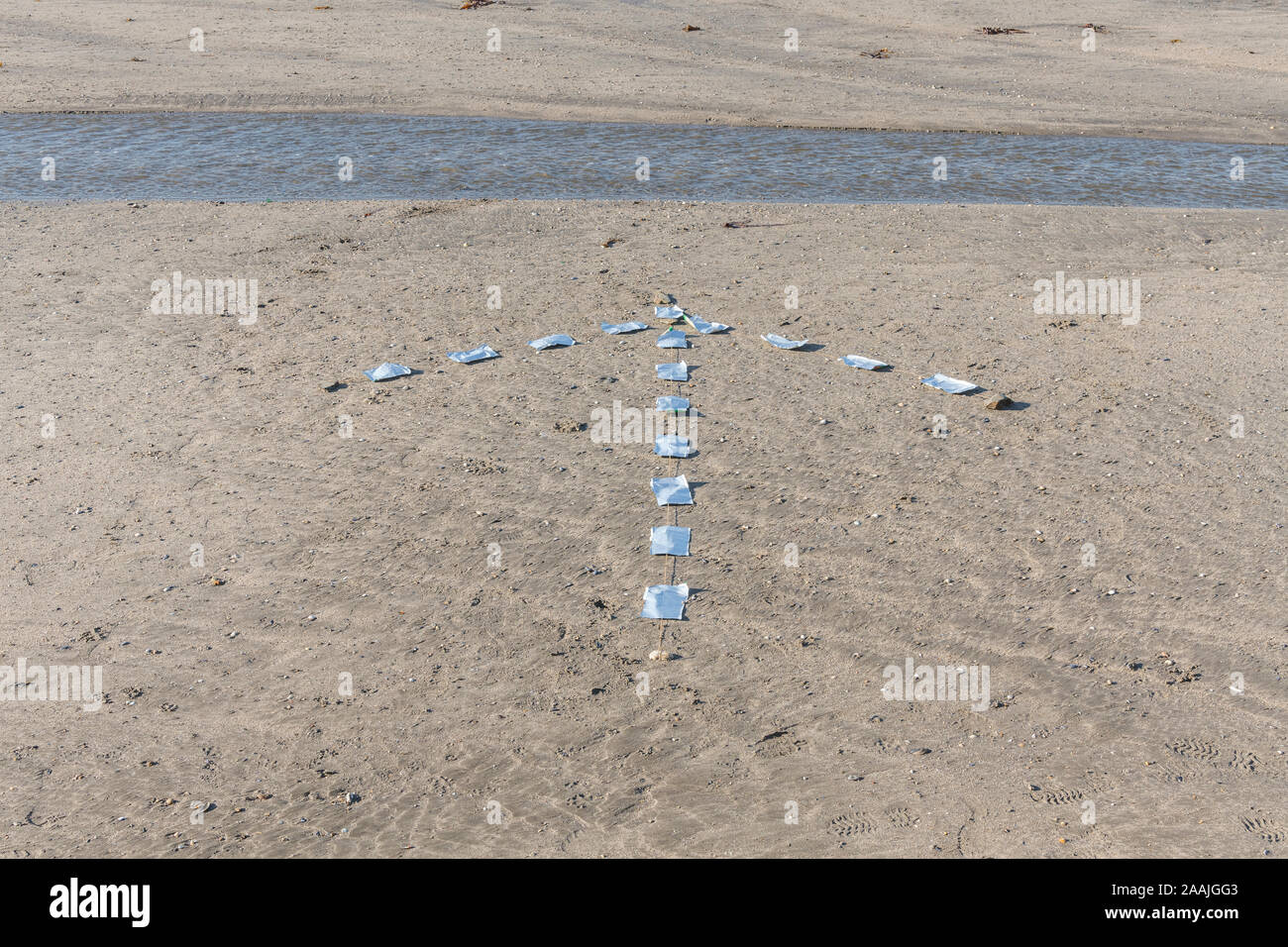 Cgus / sol-air signal de détresse d'urgence pour "procéder dans cette direction' / 'aller de cette façon. La formation, les compétences de survie SERE concept de formation. Banque D'Images