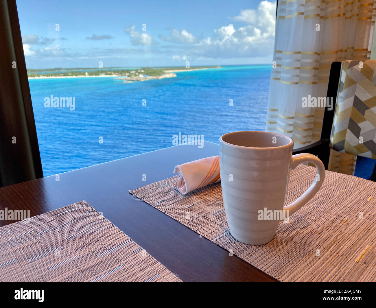 Sur une table de café à bord d'un bateau de croisière sur la magnifique mer turquoise des Bahamas. Banque D'Images