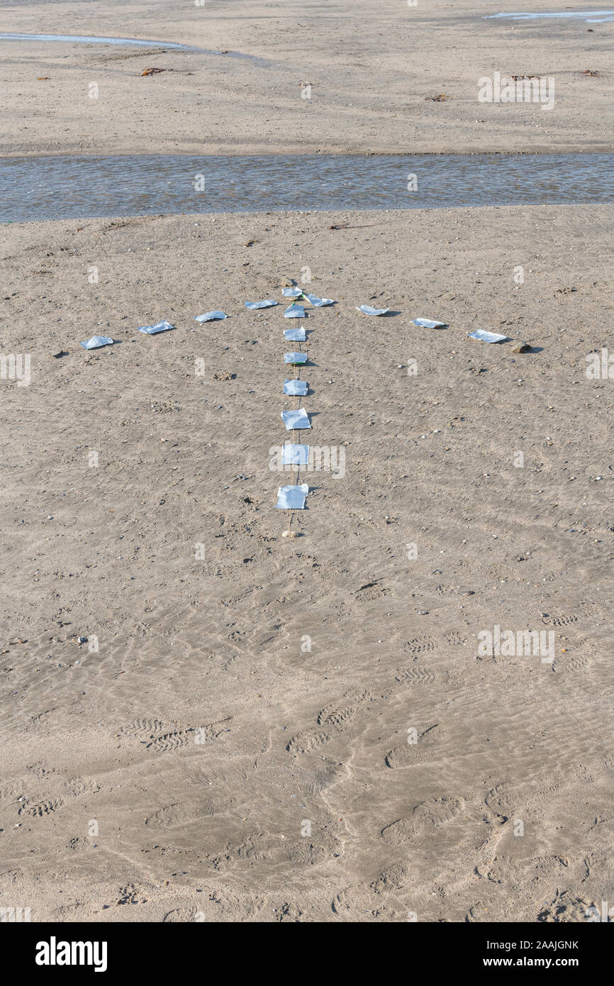 Cgus / sol-air signal de détresse d'urgence pour "procéder dans cette direction' / 'aller de cette façon. La formation, les compétences de survie SERE concept de formation. Banque D'Images