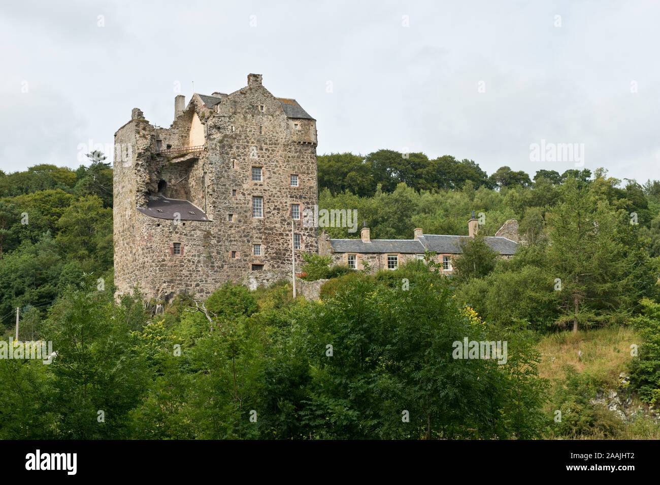 Neidpath Castle. Tower House situé en hauteur avec vue sur les méandres de la rivière Tweed. Scottish Borders, Royaume-Uni Banque D'Images