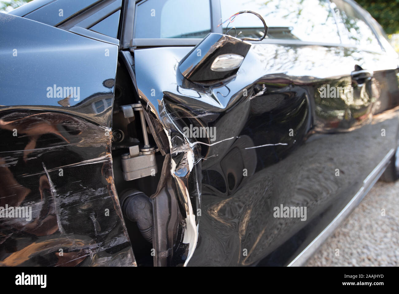 Accident de voiture : Dégâts et détails d'un véhicule accidenté. Close up métal et plastique écrasé après un accident de la circulation. Banque D'Images