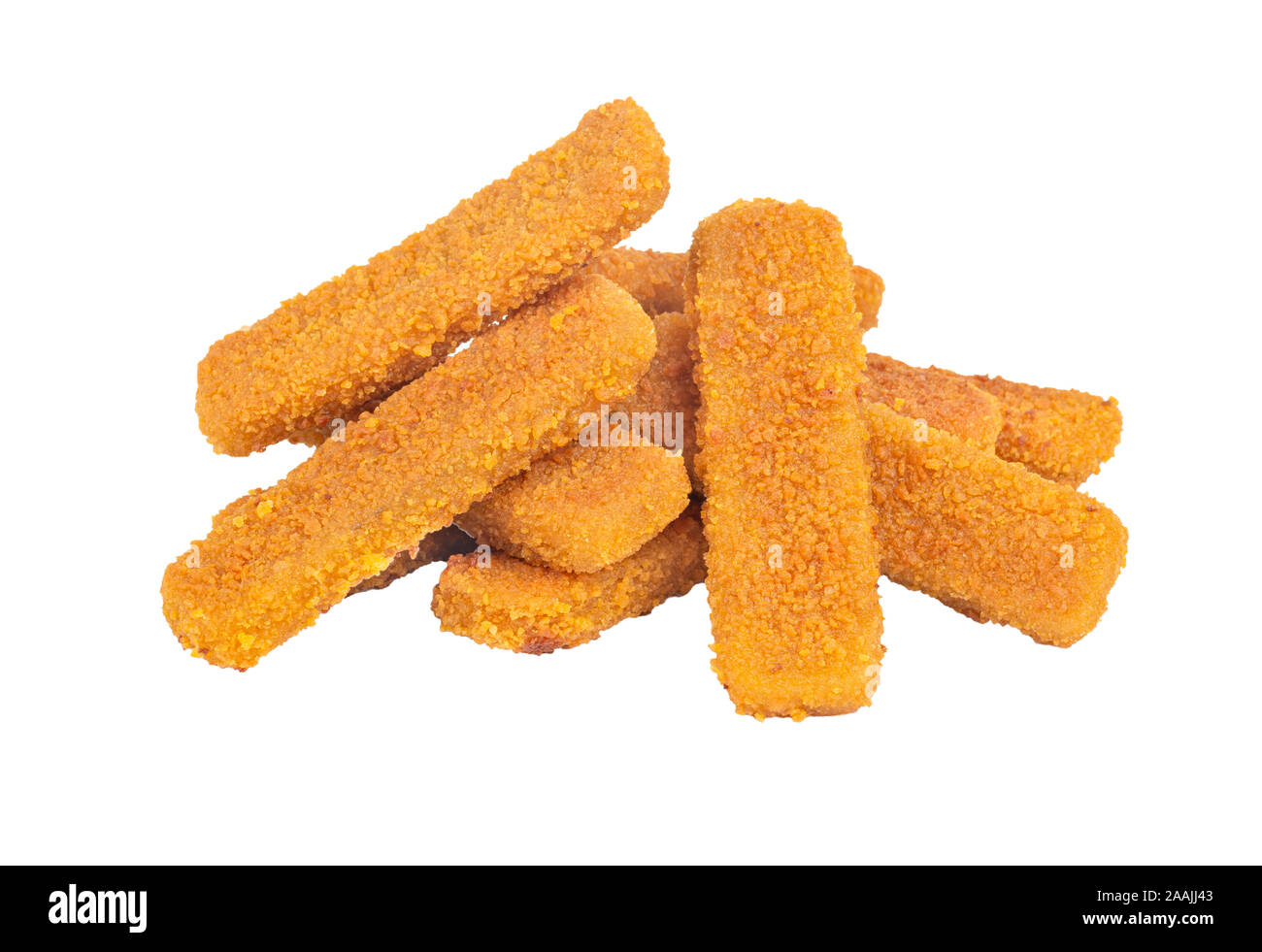Tas de bâtonnets de poisson en pâte à frire sur fond blanc Banque D'Images