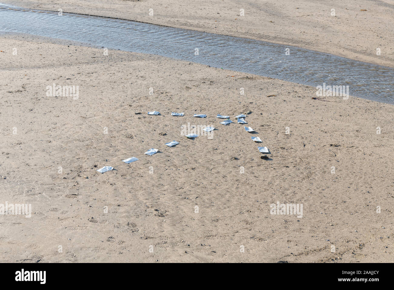 Cgus / sol-air signal de détresse d'urgence pour "procéder dans cette direction' / 'aller de cette façon. La formation, les compétences de survie SERE concept de formation. Banque D'Images