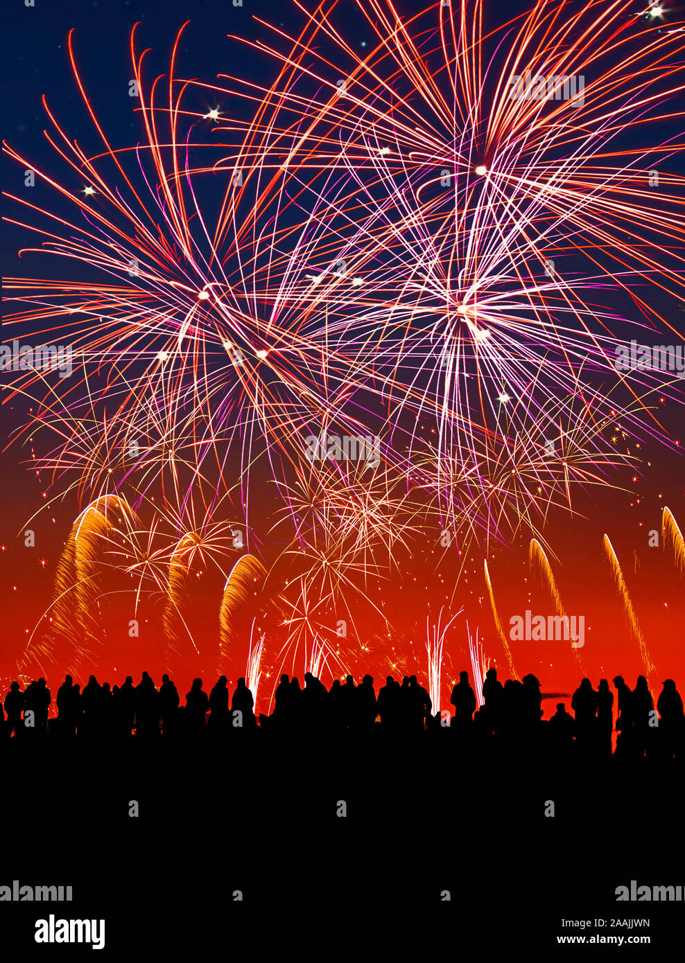 Silhouette de personnes à un feu d'artifice. Banque D'Images