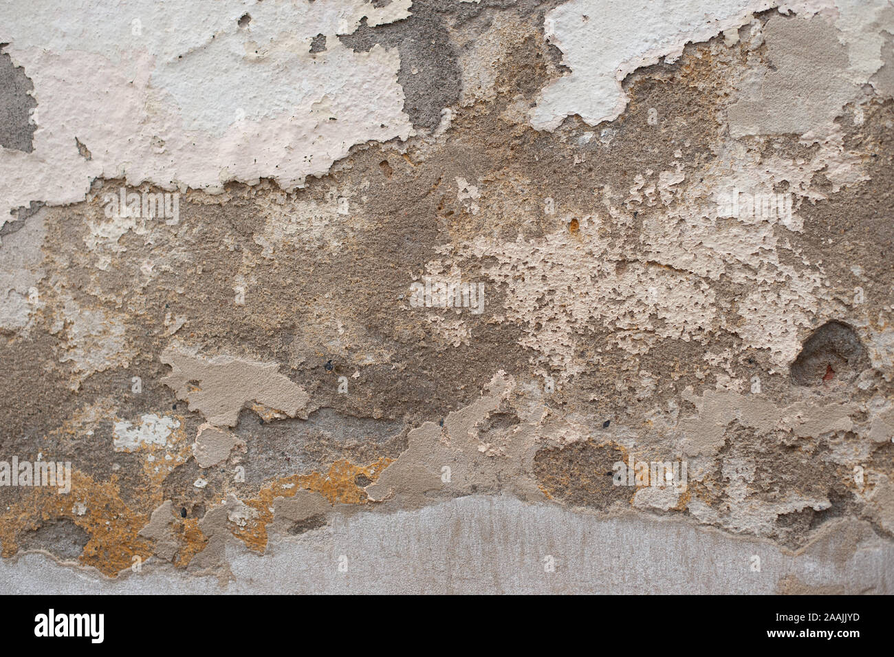 Détail de l'ancien mur de plâtre fissuré. Banque D'Images