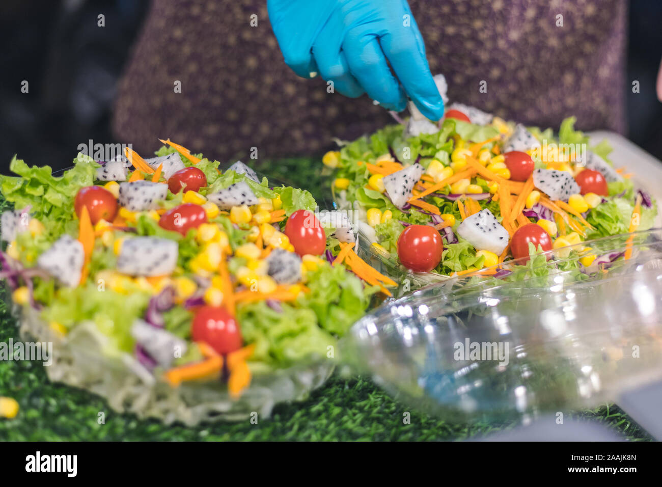 Salade de fruit dans un magasin qui se mélangent à de nombreux types de fruits et légumes ensemble pack dans un coffret plastique Banque D'Images