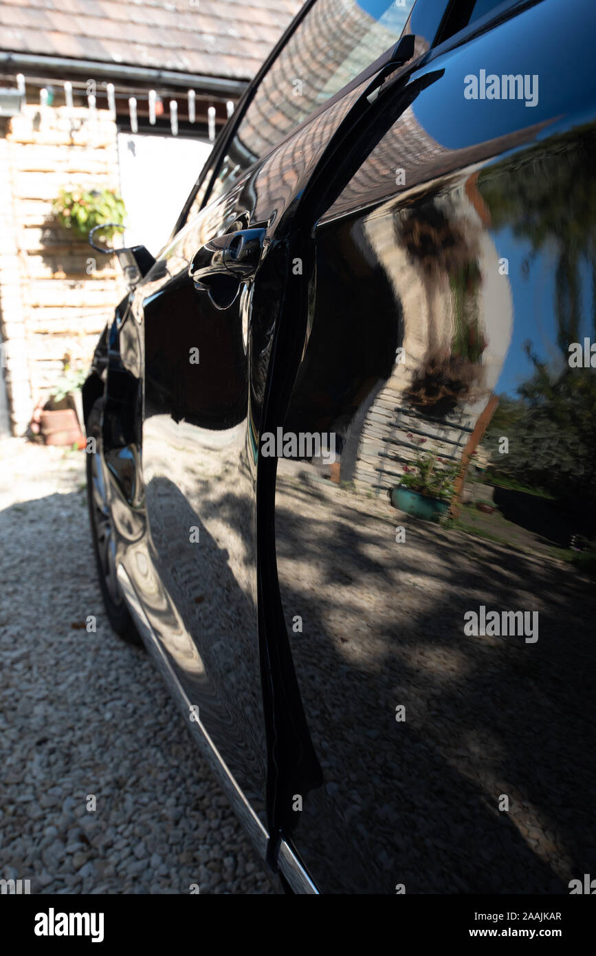 Accident de voiture : Dégâts et détails d'un véhicule accidenté. Close up métal et plastique écrasé après un accident de la circulation. Banque D'Images