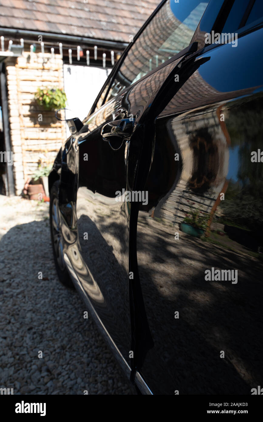 Accident de voiture : Dégâts et détails d'un véhicule accidenté. Close up métal et plastique écrasé après un accident de la circulation. Banque D'Images