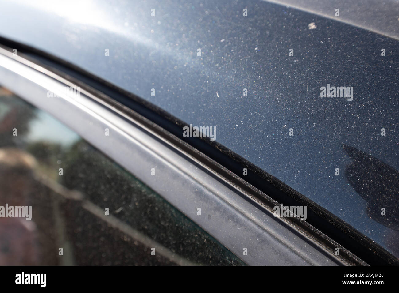 Accident de voiture : Dégâts et détails d'un véhicule accidenté. Close up métal et plastique écrasé après un accident de la circulation. Banque D'Images
