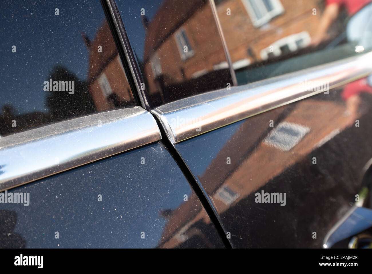 Accident de voiture : Dégâts et détails d'un véhicule accidenté. Close up métal et plastique écrasé après un accident de la circulation. Banque D'Images