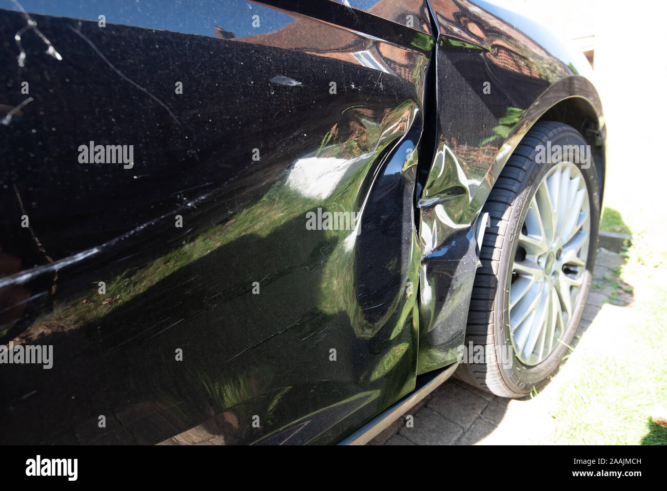 Accident de voiture : Dégâts et détails d'un véhicule accidenté. Close up métal et plastique écrasé après un accident de la circulation. Banque D'Images