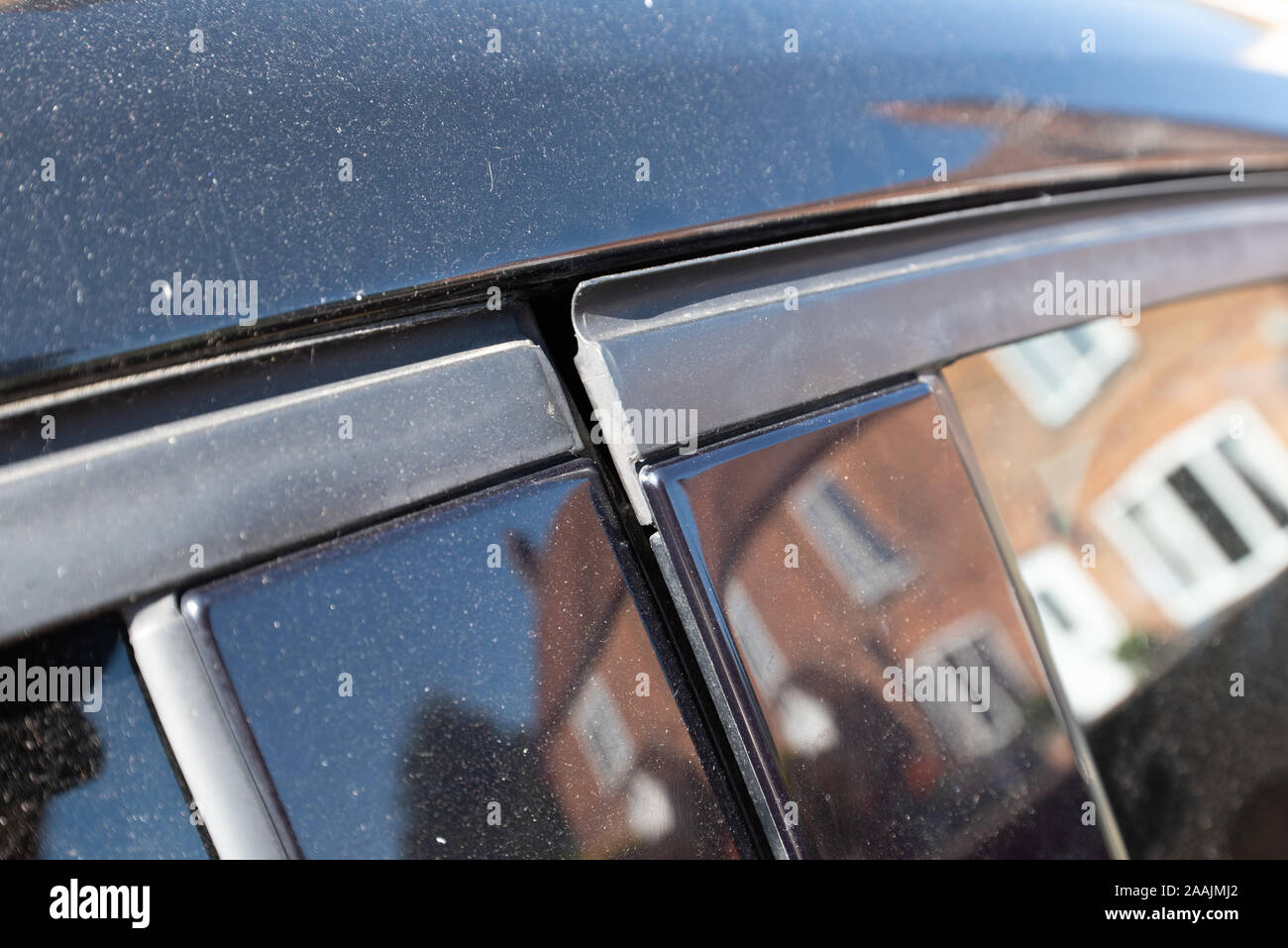 Accident de voiture : Dégâts et détails d'un véhicule accidenté. Close up métal et plastique écrasé après un accident de la circulation. Banque D'Images