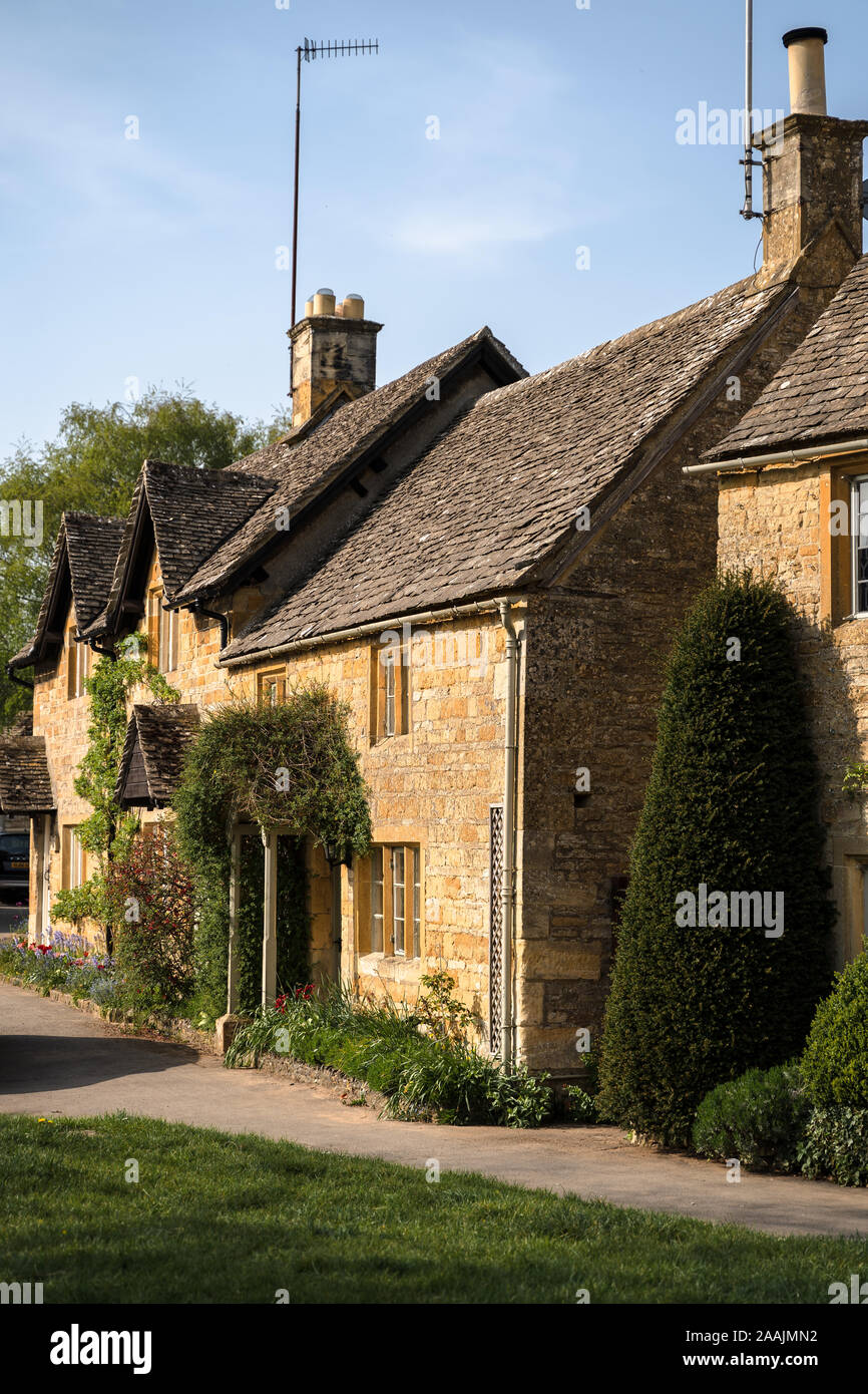 Traditionnelles maisons en pierre calcaire mignon dans les régions rurales de la Grande-Bretagne, l'Angleterre, Cotswolds, Royaume-Uni. Banque D'Images